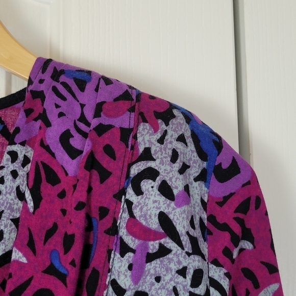 VINTAGE Abstract Pattern Wrap Top - Picture 3 of 10